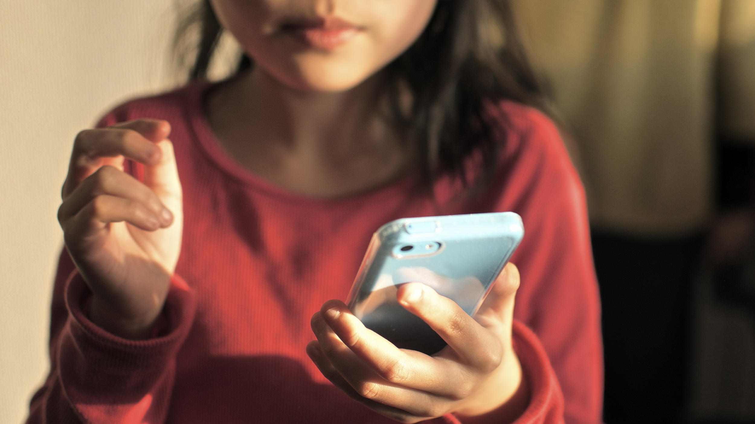 Estudo destaca preocupações sobre o uso de aplicativos de IA por menores de idade