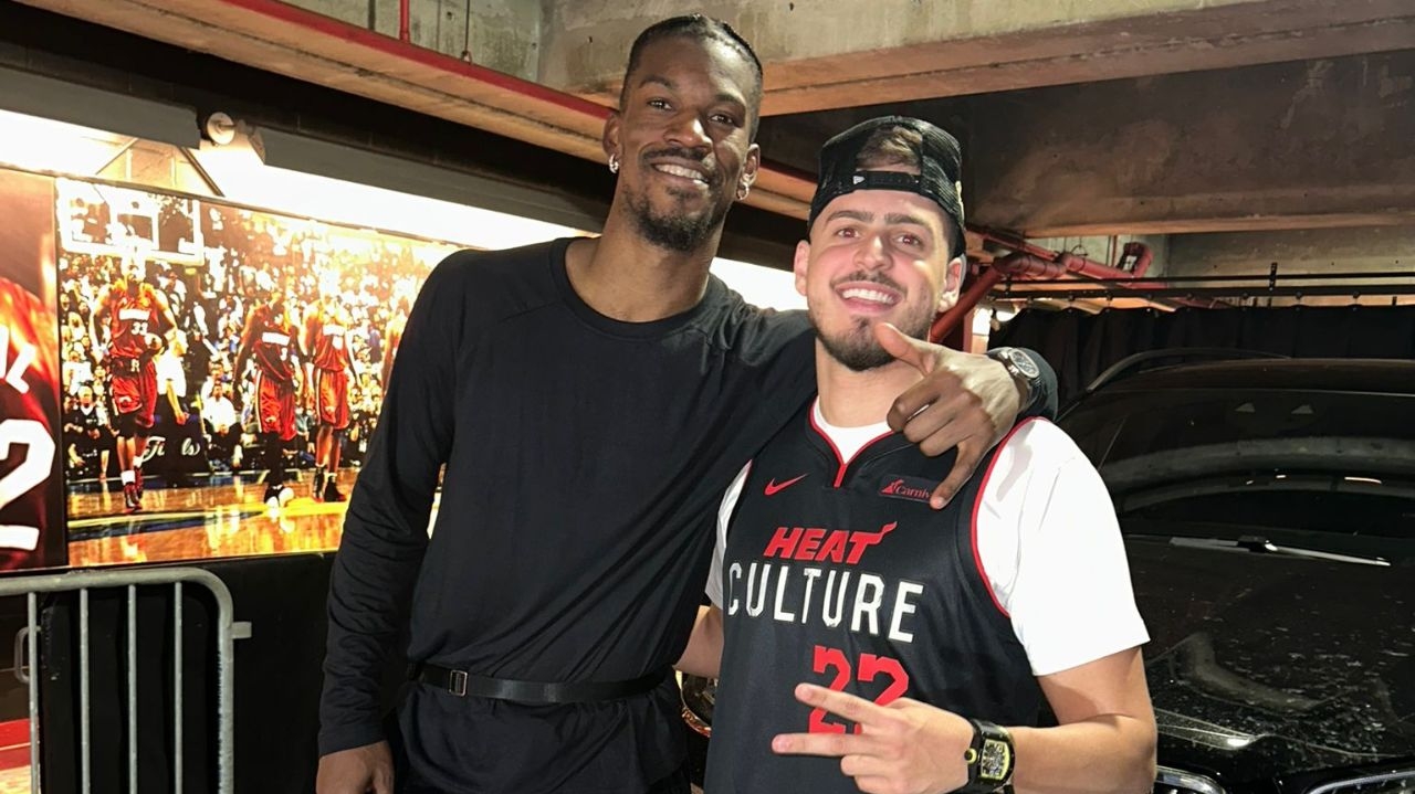 Jon Vlogs é convidado por Jimmy Buttler para assistir a jogo da NBA