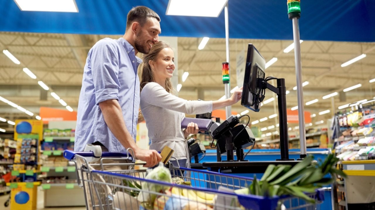 Booths, rede britânica de supermercados, desafia a tendência global ao substituir caixas automáticos por atendimento humano