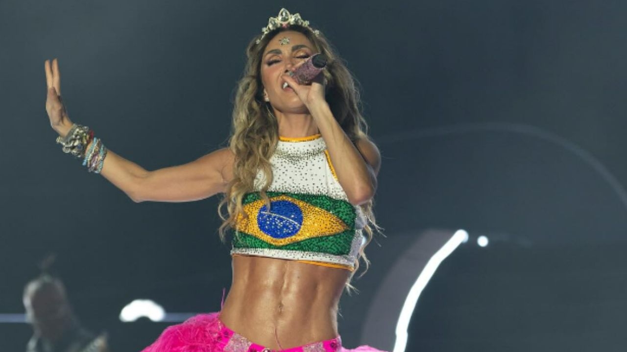 Anahi volta a se apresentar no último show do RBD no Brasil