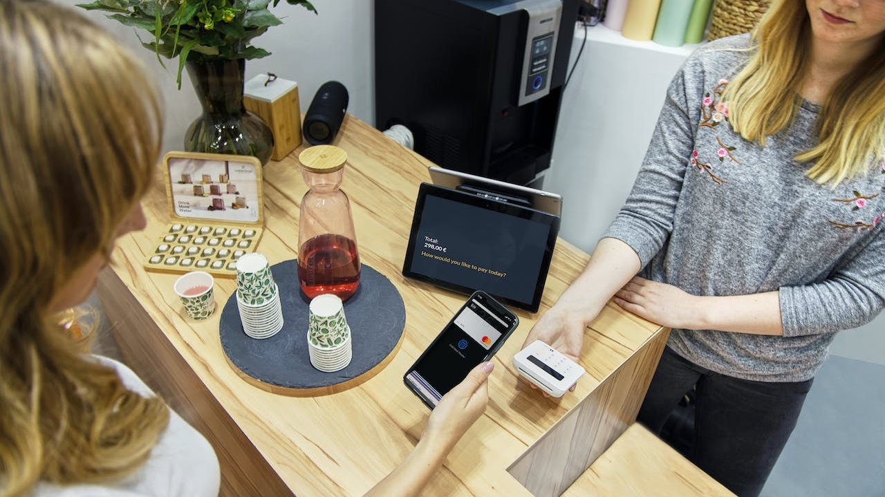 Rede de supermercados britânica Booths substitui autoatendimento por interação humana