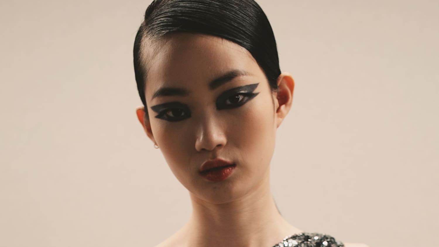 Beleza cíclica: o retorno do olho preto em uma tendência reinventada