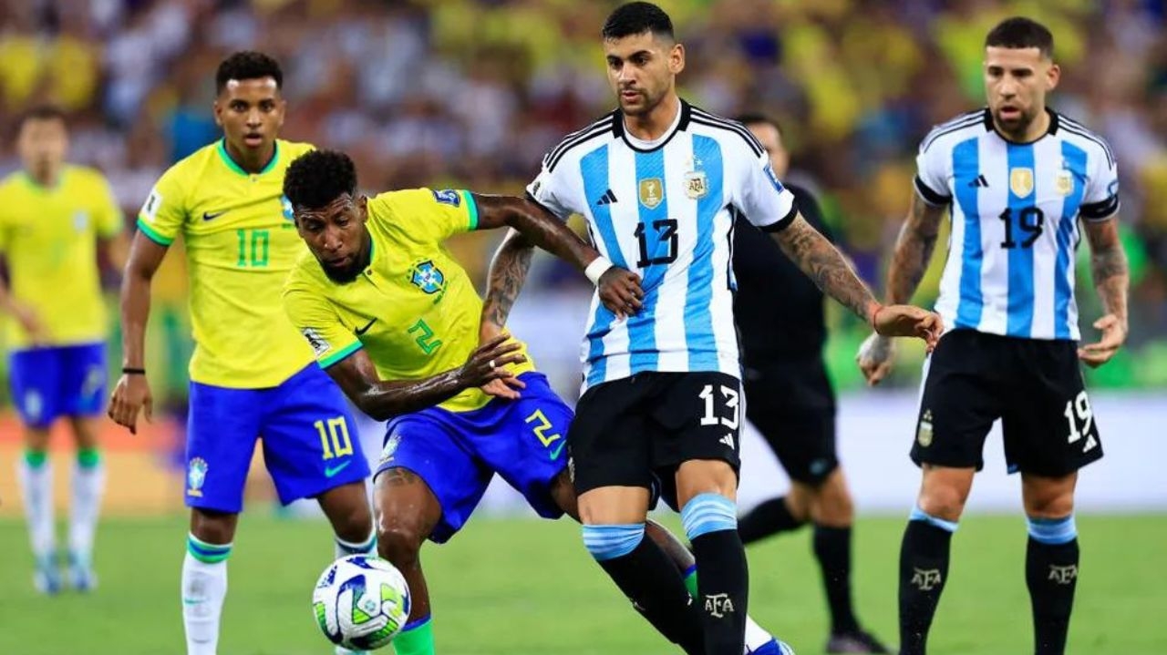 Após derrota, Emerson Royal destaca dificuldade no estilo de jogo de Fernando Diniz