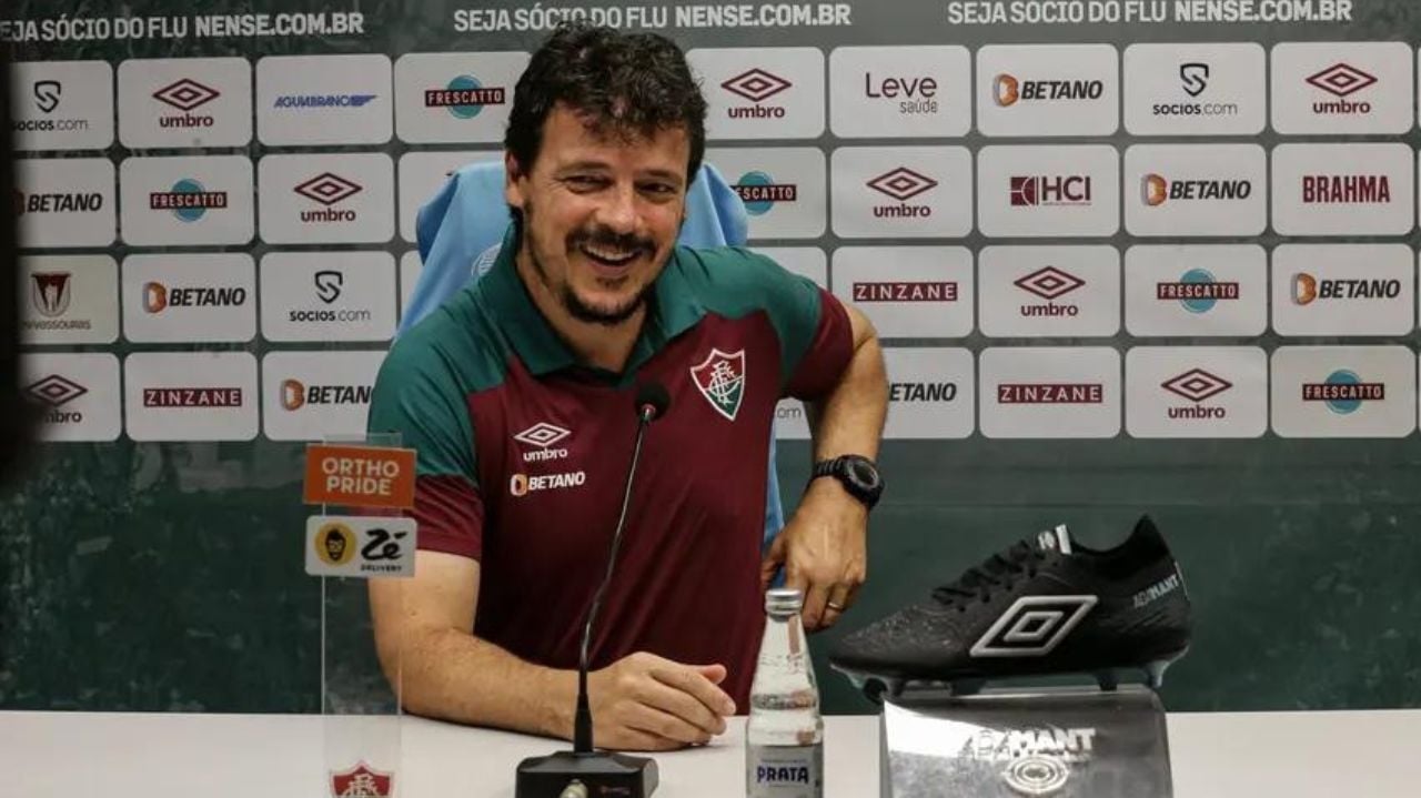 Diniz recebe apoio da torcida do Fluminense um dia após jogo da Seleção Brasileira