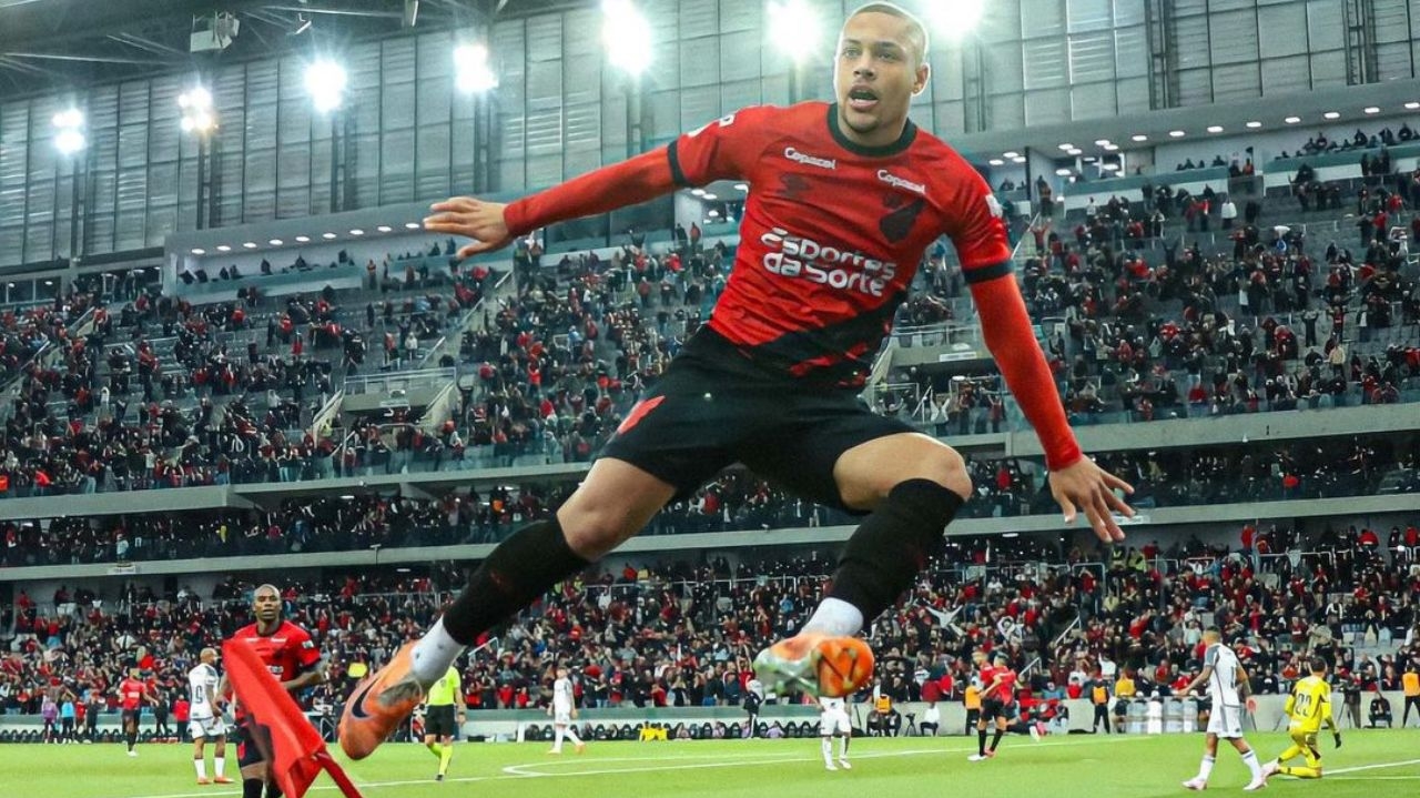 Lesão de Gavi abre espaço para chegada de Vitor Roque no Barcelona