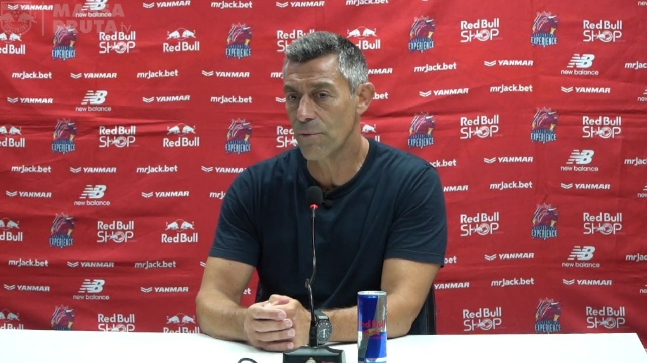 Pedro Caixinha fala com a imprensa após derrota do Braga para o Flamengo