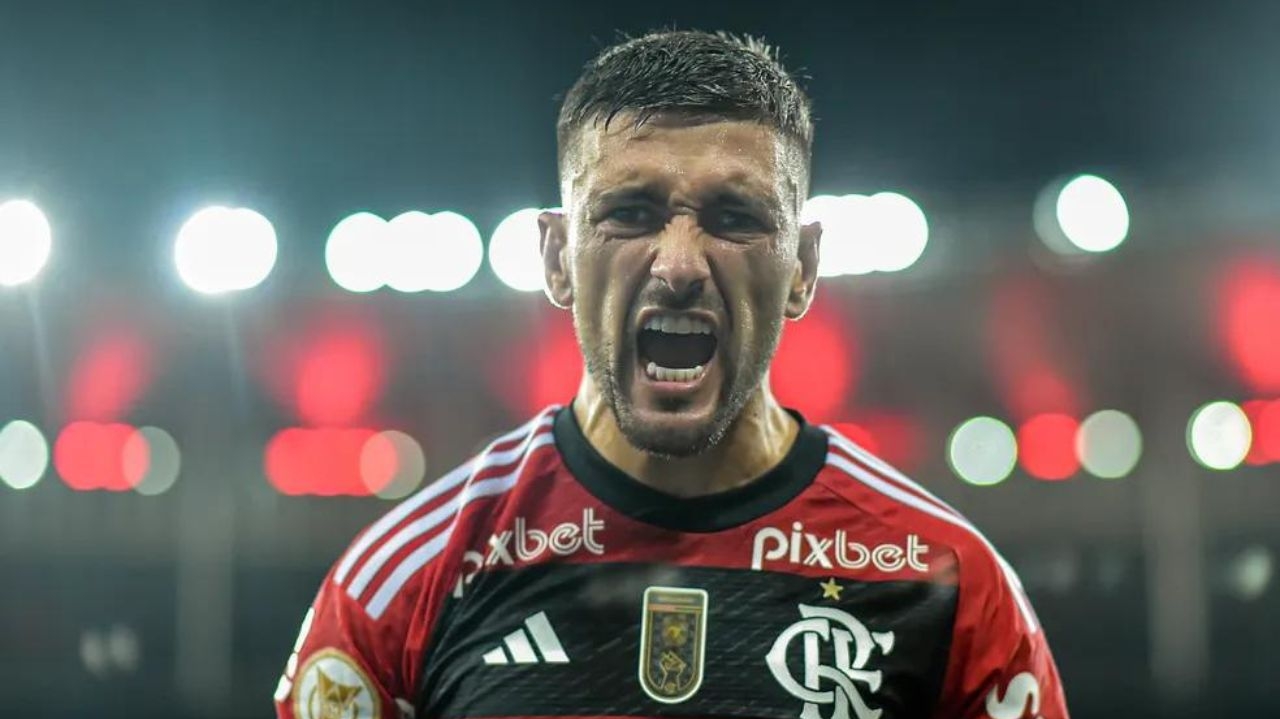 Arrascaeta marca e garante Flamengo na briga do Brasileirão