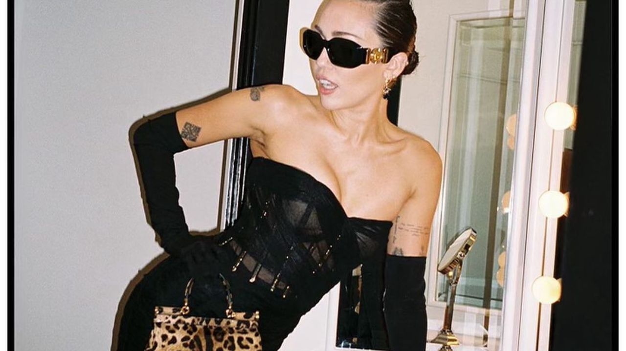 Miley Cyrus comemora aniversário em um estilo All Black mas sem perder a originalidade