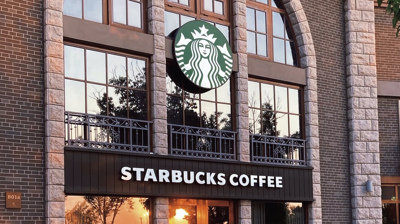 CEO da Starbucks planeja investir US$ 3 bilhões em reformulação da franquia