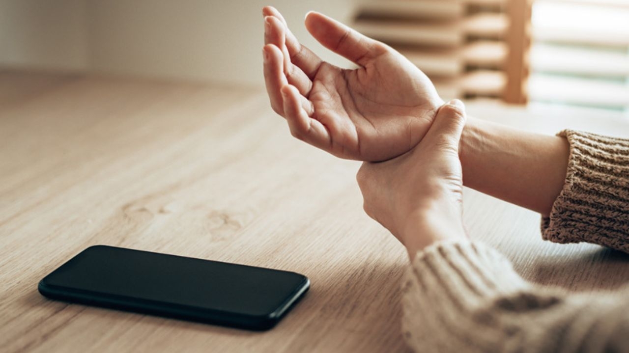 Especialista afirma que uso excessivo de celular pode prejudicar a mãos e dedos