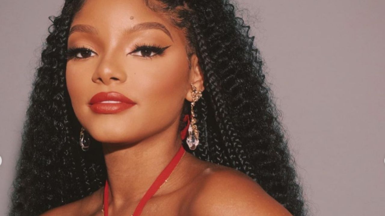 Halle Bailey usa vestido de marca brasileira para lançamento do filme “A Cor Púrpura”