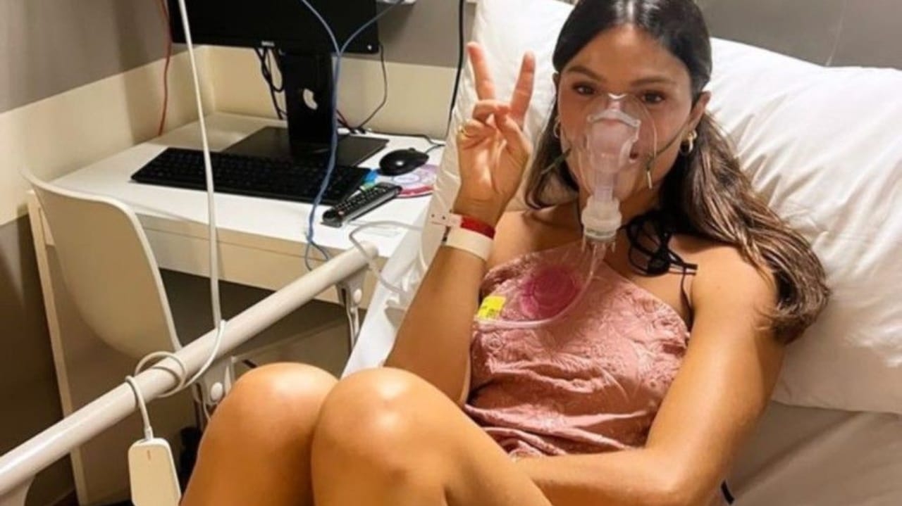 Isis Valverde publica foto internada e diz que corpo quer férias