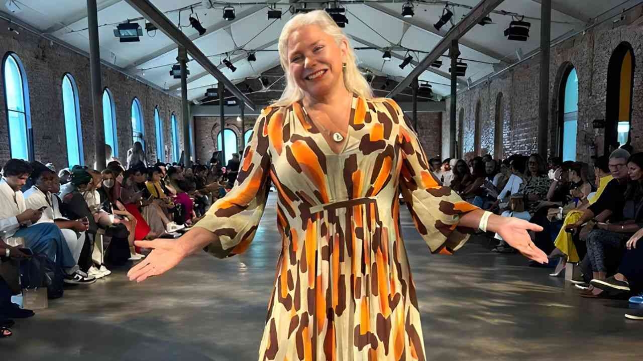 Fafá de Belém marca presença no desfile Lenny Niemeyer