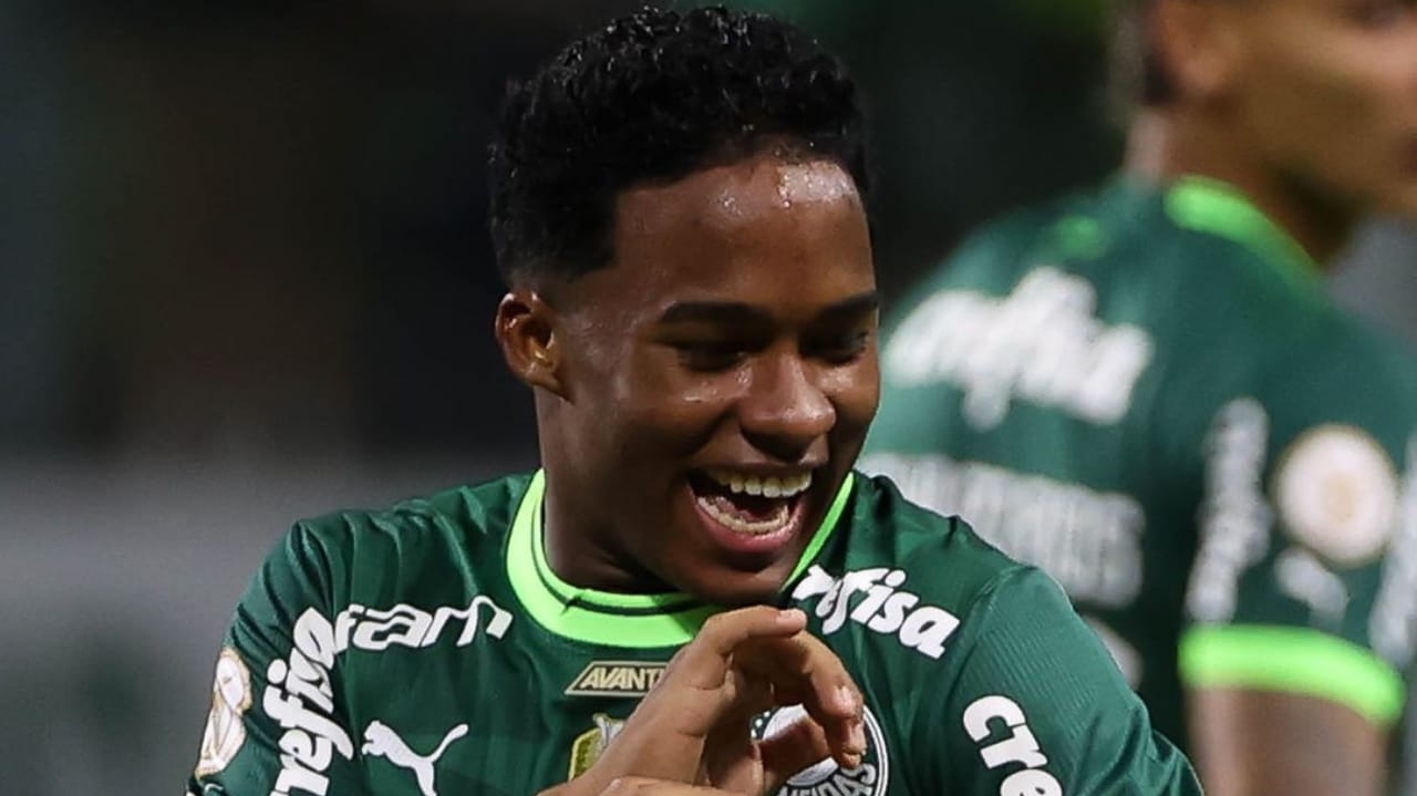 Endrick da show em goleada do Palmeiras, sai de maca, mas afirma estar bem