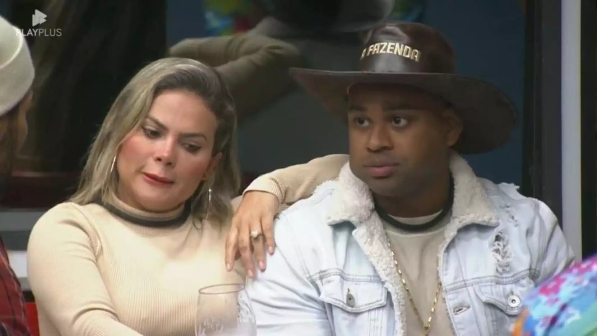 A Fazenda 15: Cezar Black é flagrado supostamente cuspindo no chapéu do Fazendeiro ao vivo