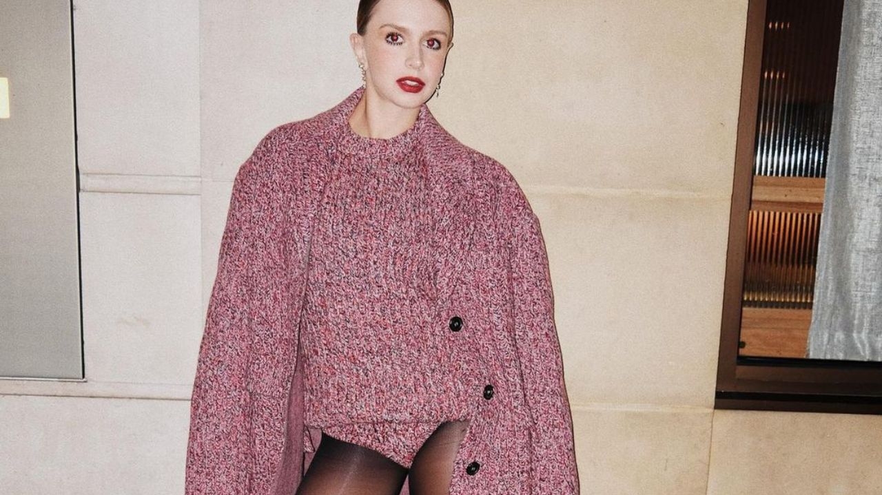 Isa Scherer se rende à tendência e vai só de calcinha para première