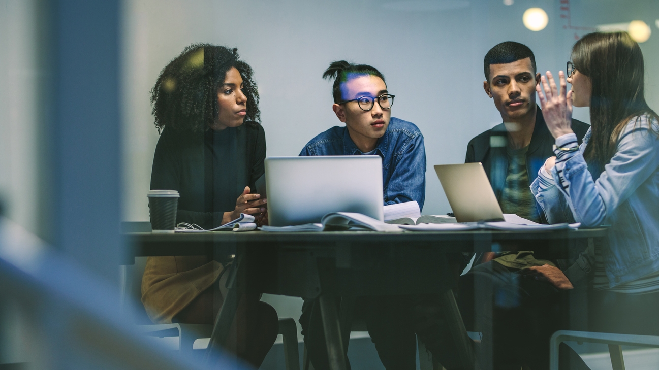 Brasil registra queda no desemprego e aumento da qualidade do trabalho