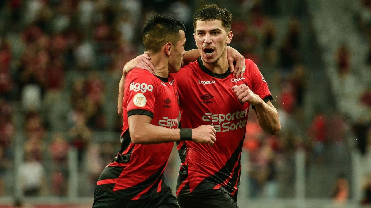 Na despedida de Vitor Roque, Athletico vence e complica o Santos no Brasileirão