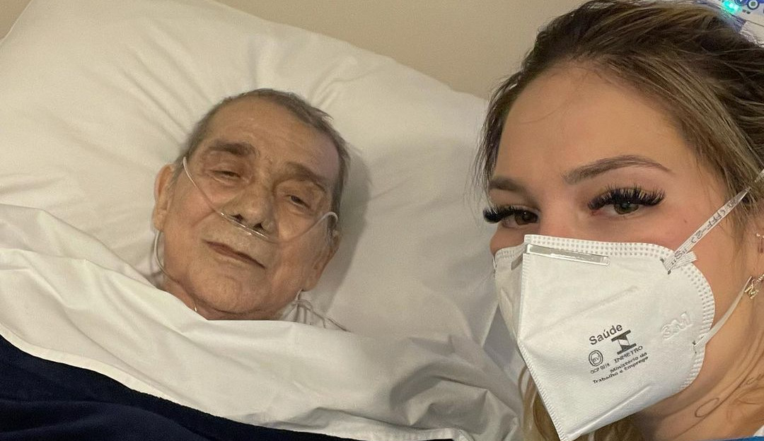Virginia Fonseca chora ao contar situação de seu pai internado na UTI
