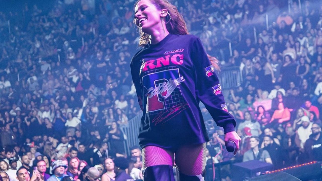 Anitta se destaca em estilo Motomani e salto em formato excêntrico
