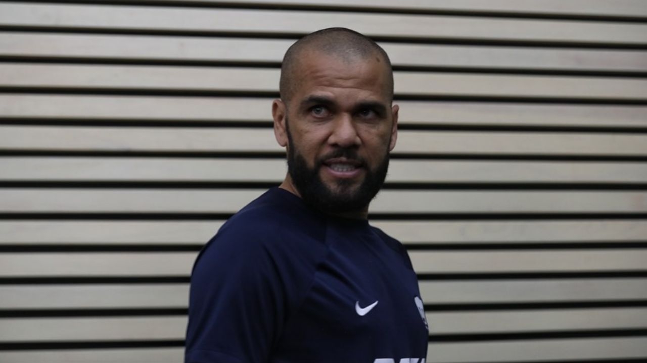 Daniel Alves entra com processo contra amigo por apropriação indevida de bens enquanto está preso