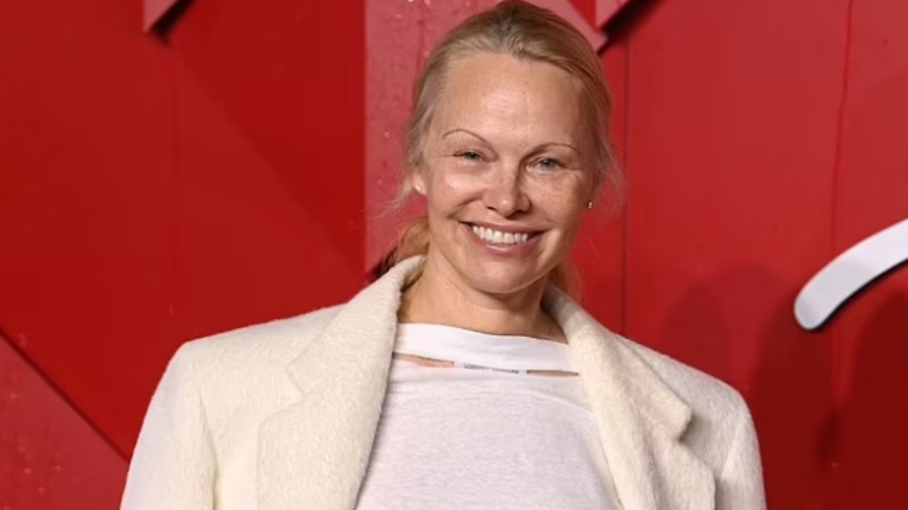 Fashion Awards 2023: Pamela Anderson comparece ao evento de cara limpa
