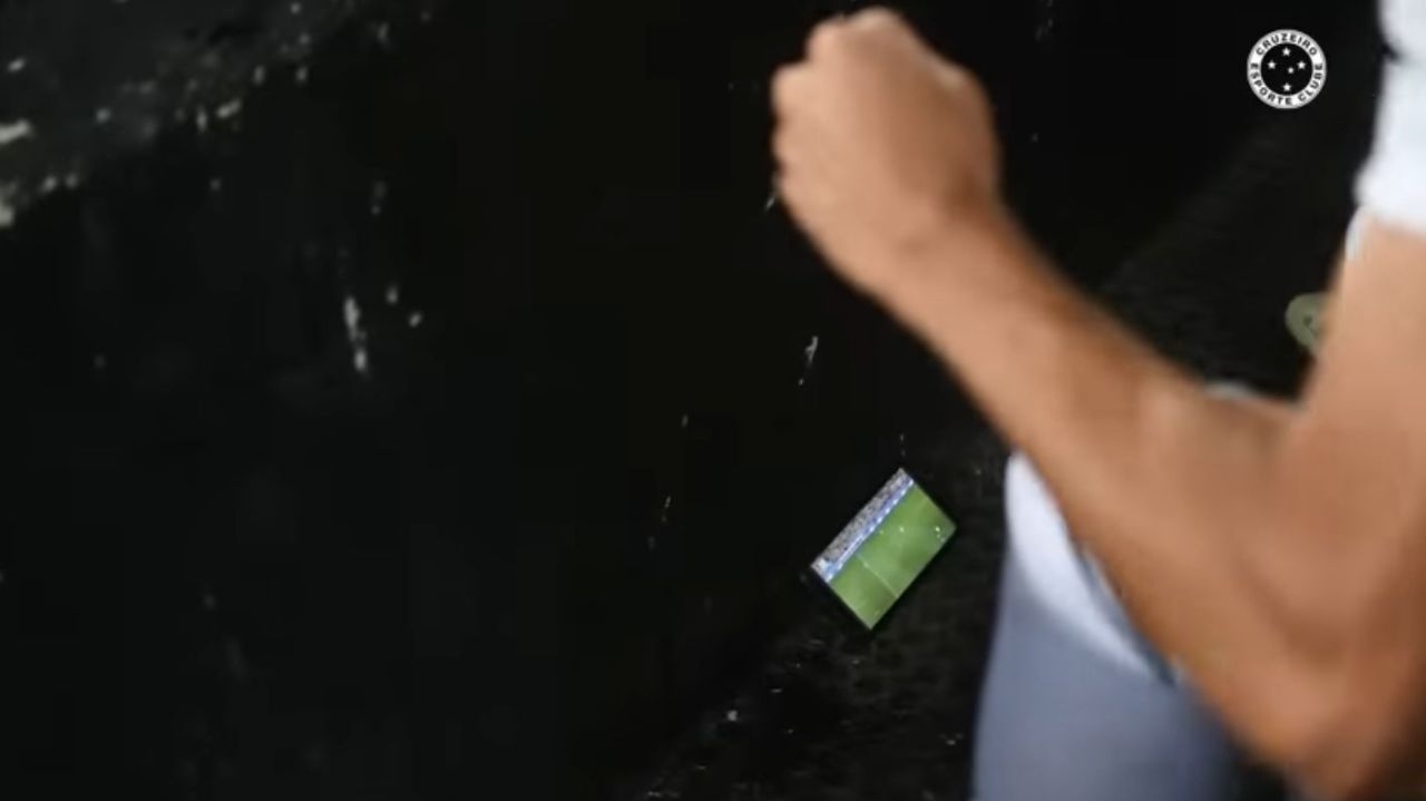 Jogadores do Cruzeiro assistem à partida do Bahia durante duelo com Botafogo