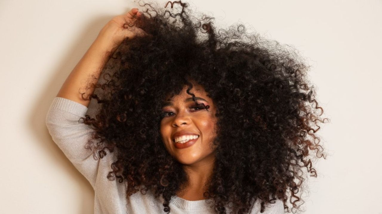 Projeto de lei dos EUA exige que profissionais da cosmetologia tratem diversas texturas capilares