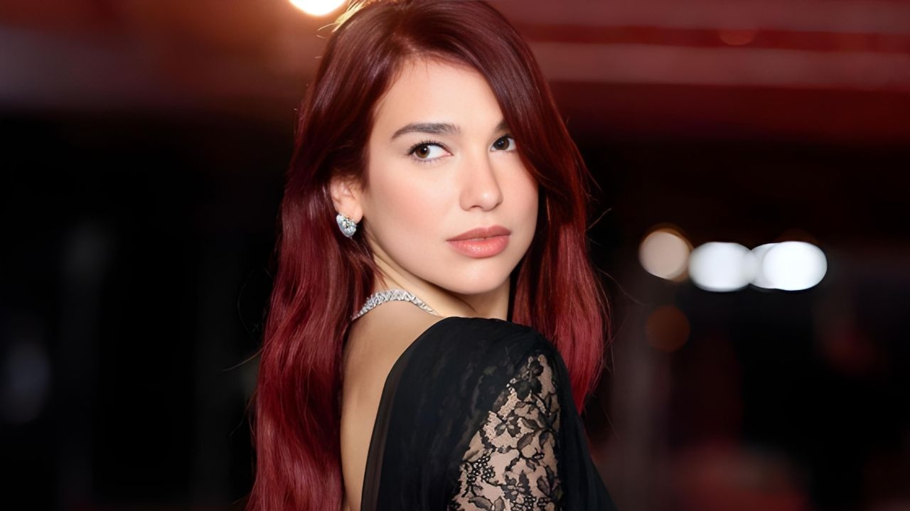 Dua Lipa usa look transparente no tapete vermelho em Los Angeles