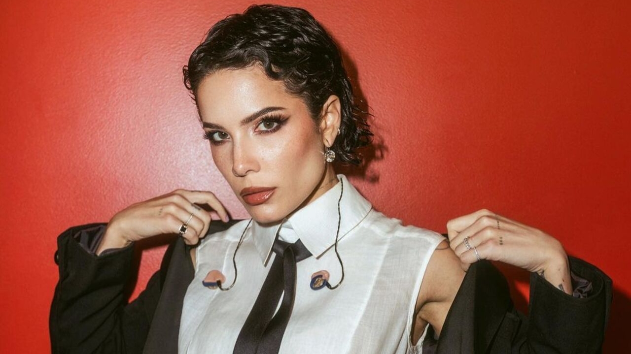 Halsey fatura mais de US$ 50 milhões com sua marca de maquiagem “about-face”