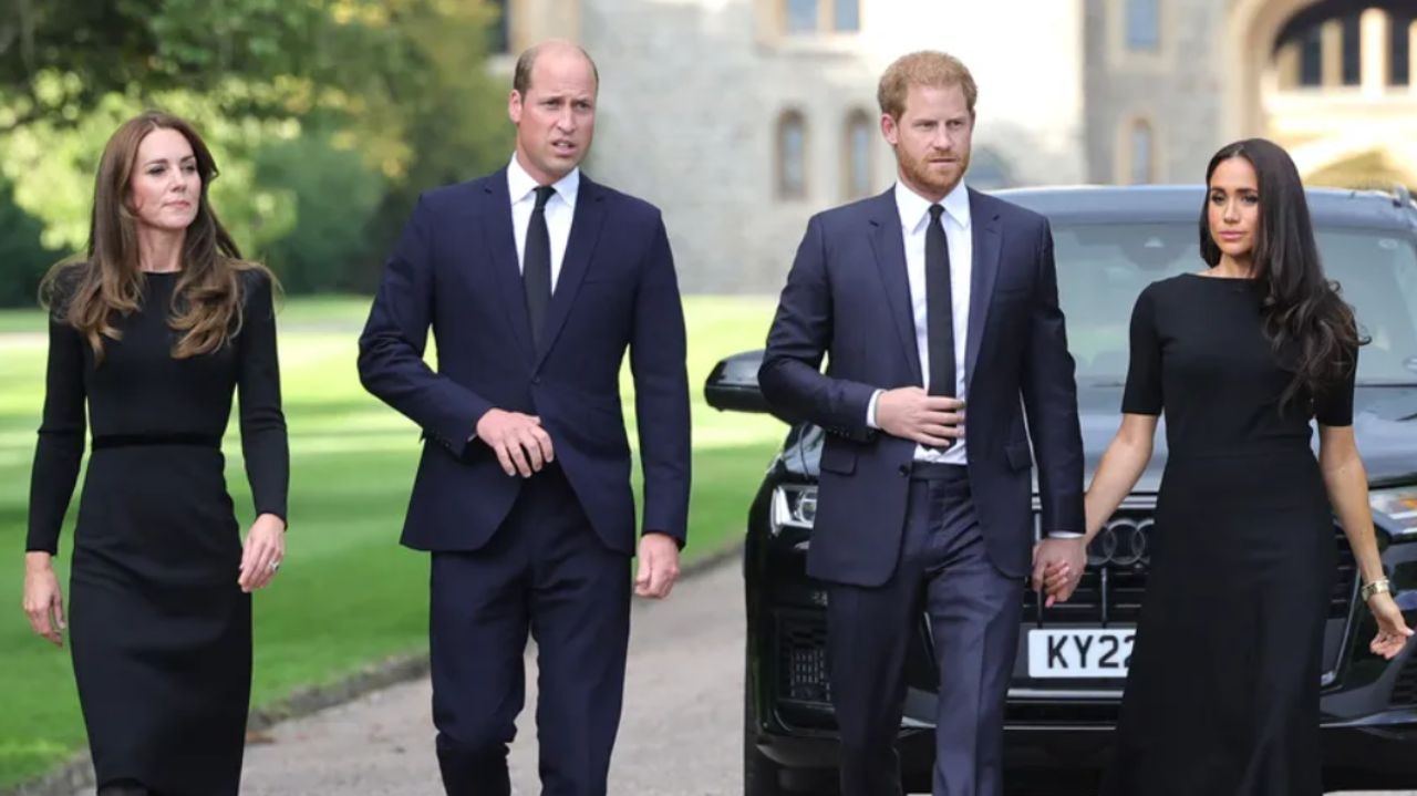 Charles ordenou aparição de William, Kate, Harry e Meghan juntos, após morte de Elizabeth II, revela escritor em livro