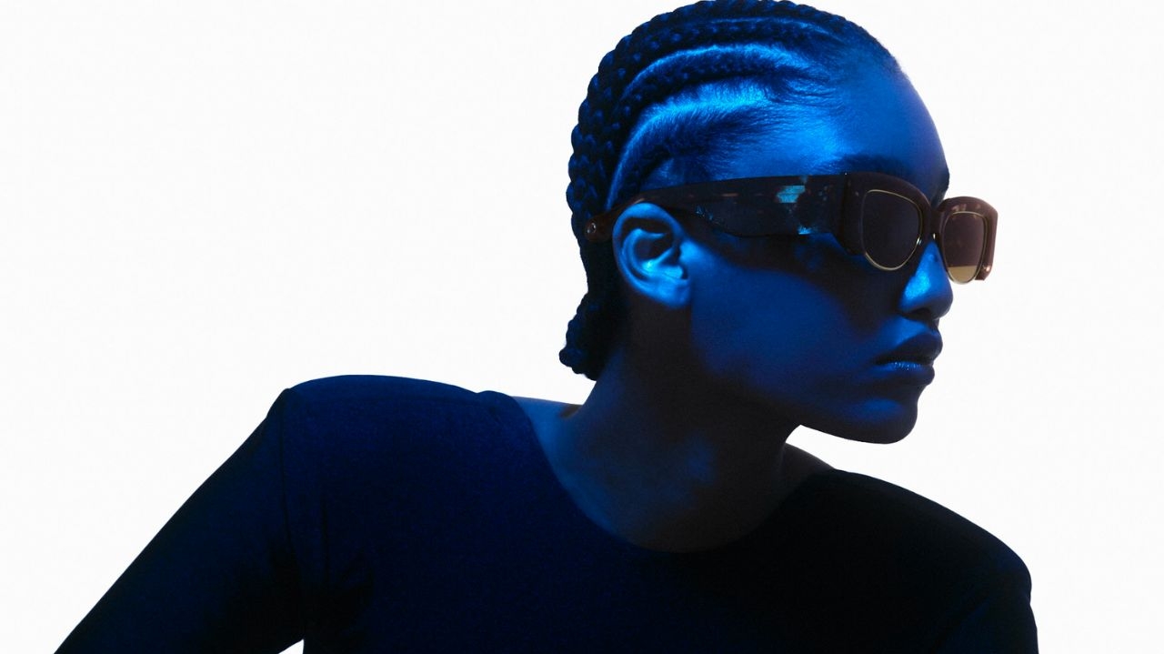 Marca de óculos lança coleção que homenageia história das primeiras lentes feitas por egípcios, um povo preto