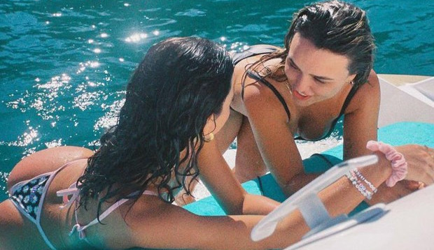 Bruna Marquezine e Rafa Kalimann aproveitam dia de sol no Rio de Janeiro