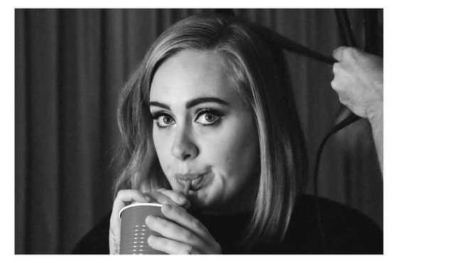 Em clima de romance, Adele aparece com novo namorado