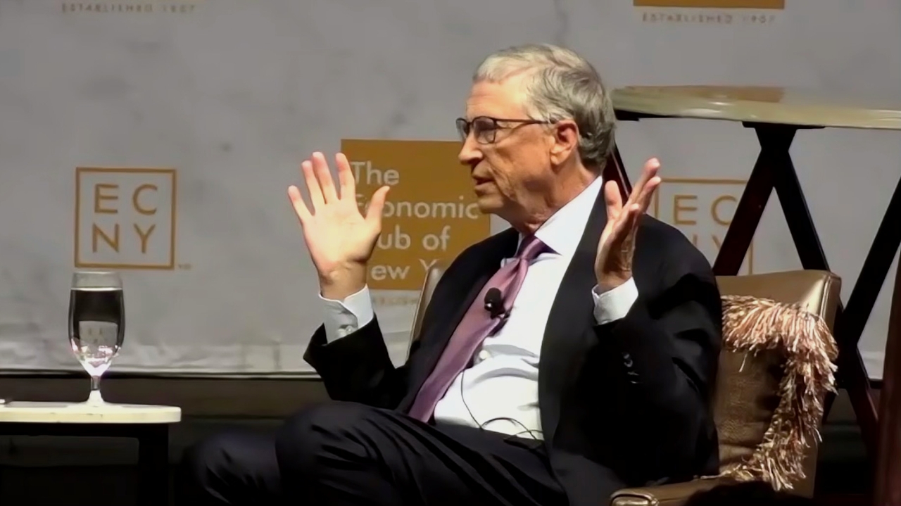 Bill Gates diz que IA é maior mudança desde a revolução digital, mas precisa ser regulamentada