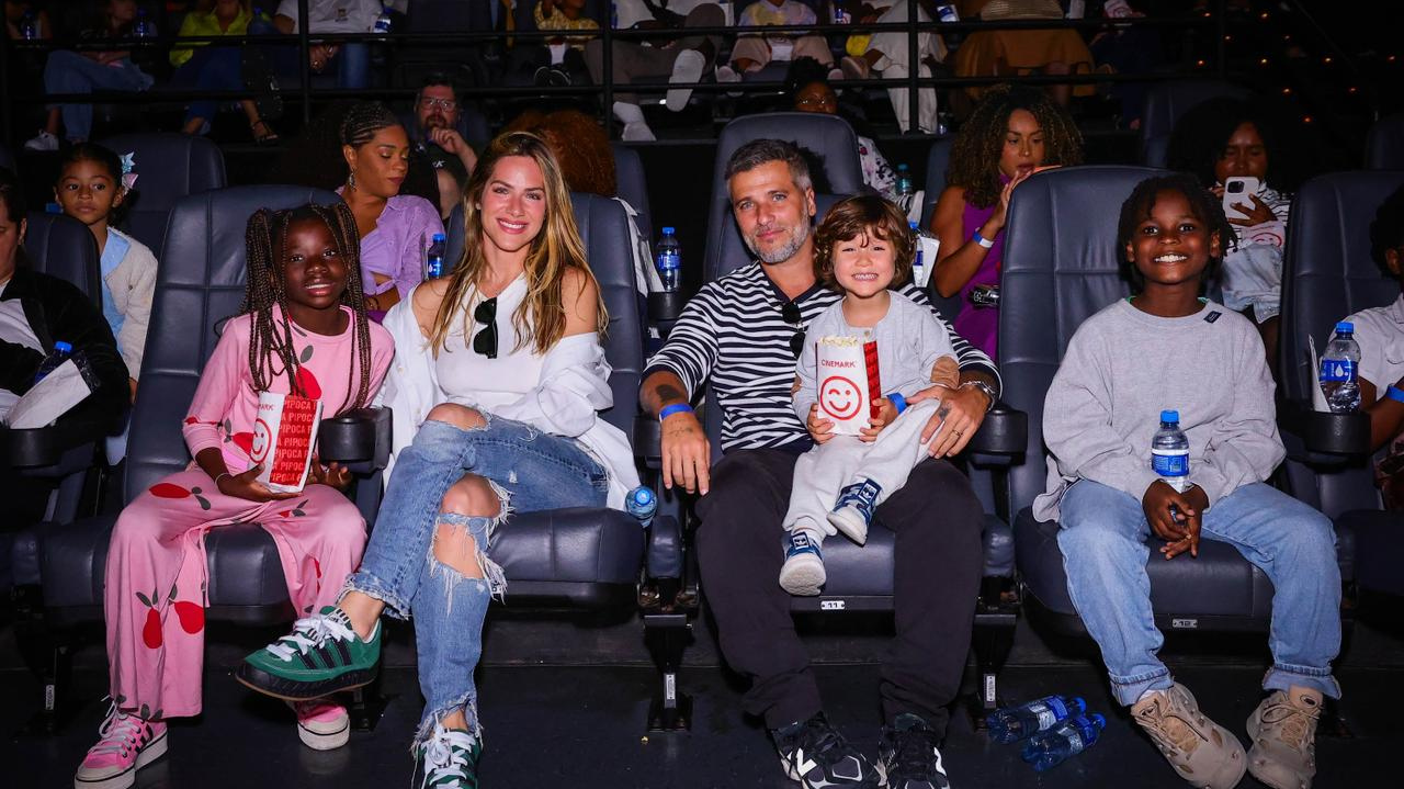Giovanna Ewbank e Bruno Gagliasso se divertem com filhos em pré-estreia de filme