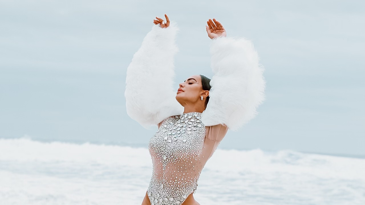 Musa da Mocidade, Aline Mineiro usa body trabalhado em plumas e cristais para ensaio de rua