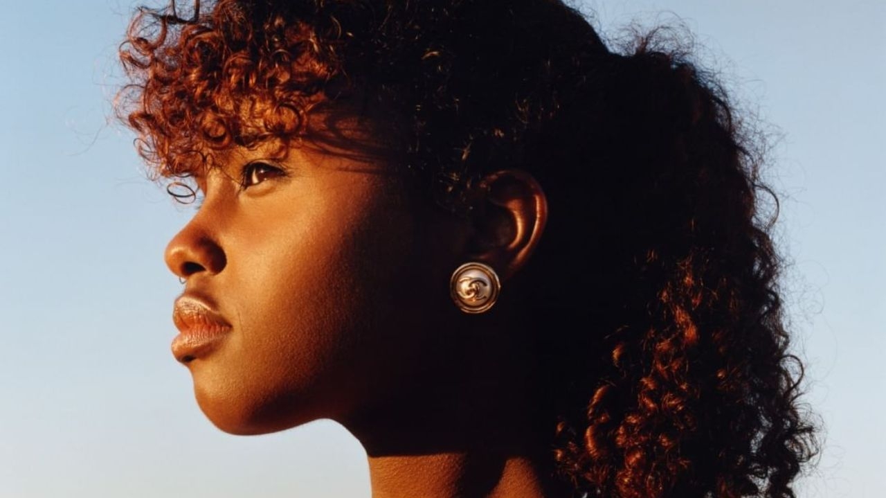 Métiers d’art: Chanel faz aposta certeira em franjas e adereços de cabeça