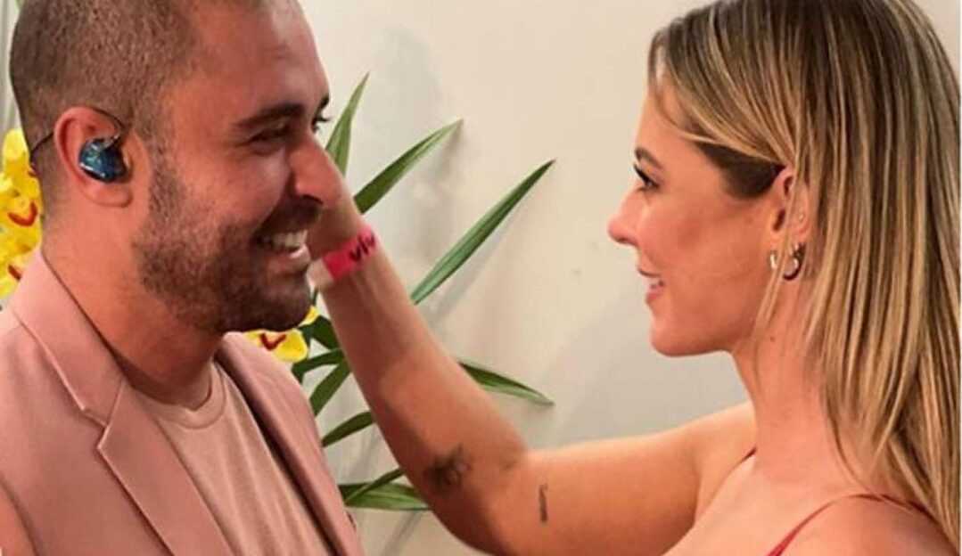 Paolla Oliveira sobe ao palco e beija Diogo Nogueira durante apresentação do “/Samba de Verão”/