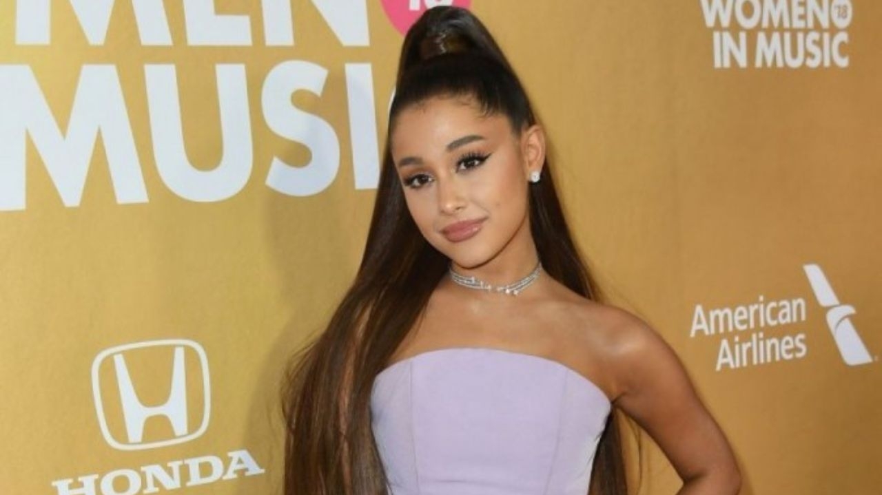 Ariana Grande lança versão explícita de “Santa Tell Me”