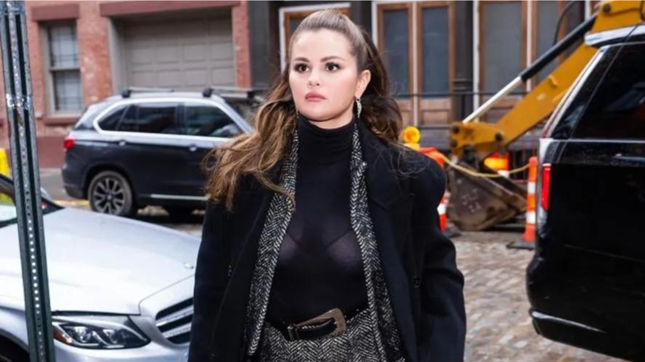 Selena Gomez aparece com look transparente e deixa lingerie branca à mostra