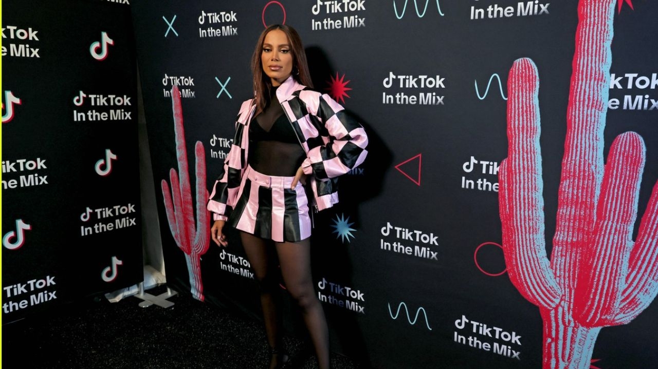 Anitta escolhe look de marca nacional para evento do Tik Tok