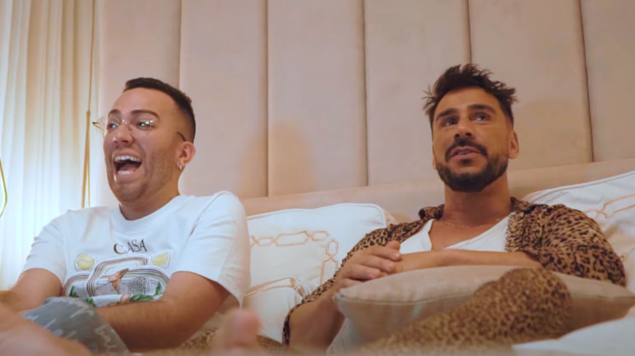 Julio Rocha faz tour pela sua mansão com 14 cômodos e duas piscinas