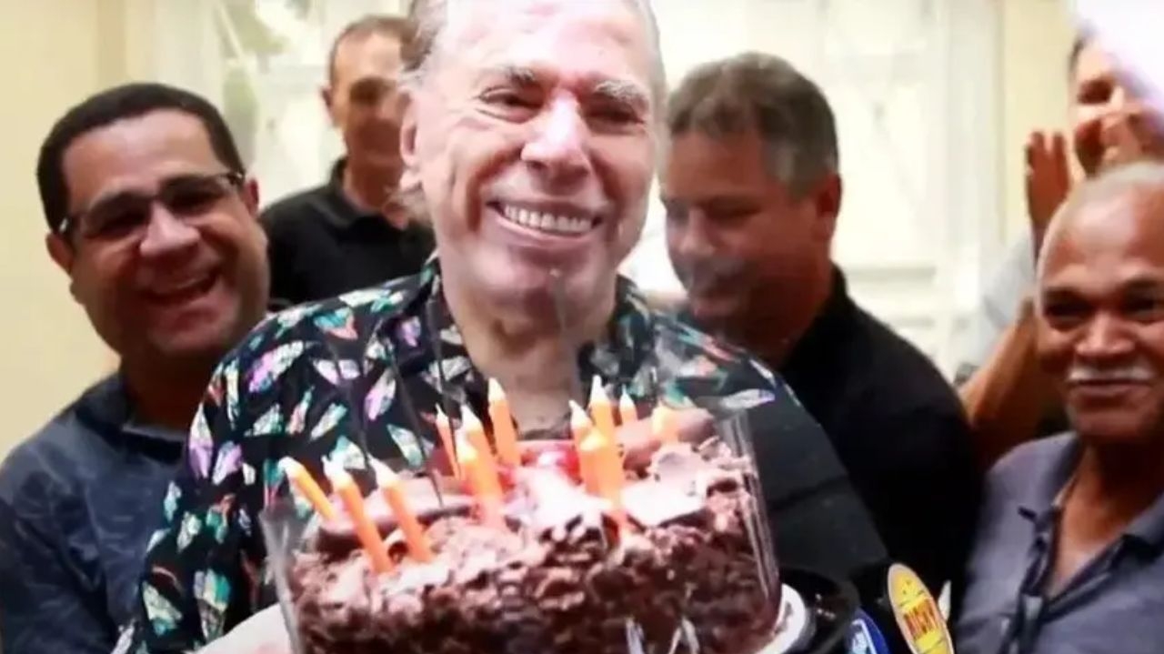 Silvio Santos faz rara aparição e ganha bolo de fãs em aniversário de 93 anos