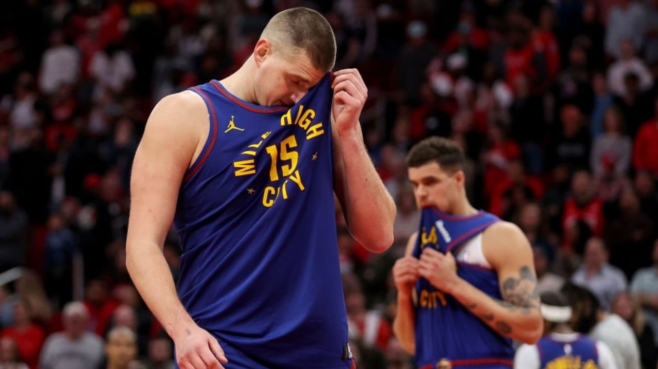 Nikola Jokic é expulso e torcida adversária vaia a arbitragem