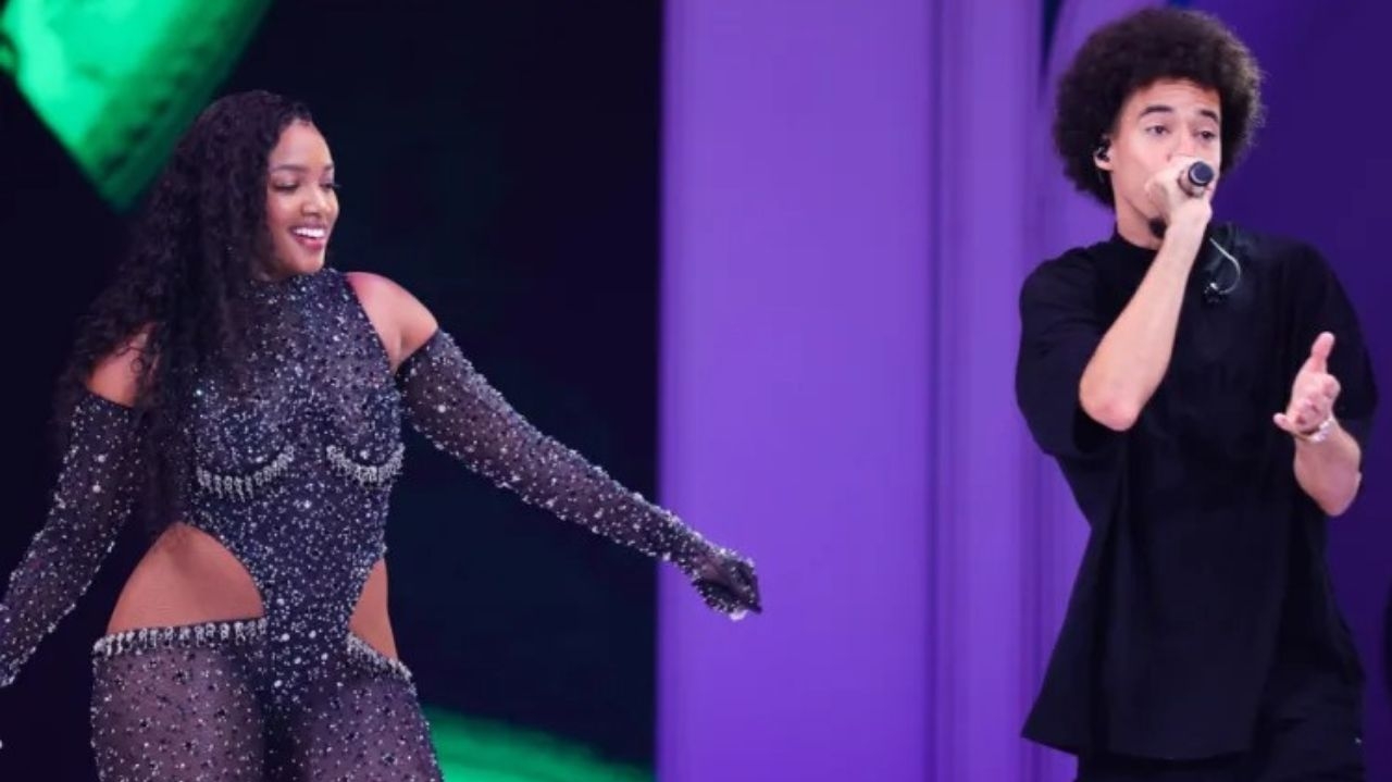 TikTok Awards 2023: Iza e L7NNON performam juntos no palco da premiação