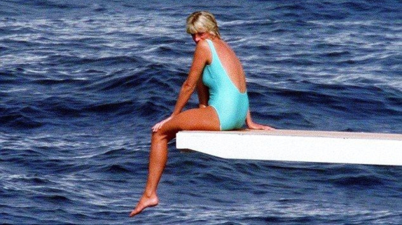 Biquínis e maiôs usados pela Princesa Diana voltam à cena e já são tendências para o verão 2024