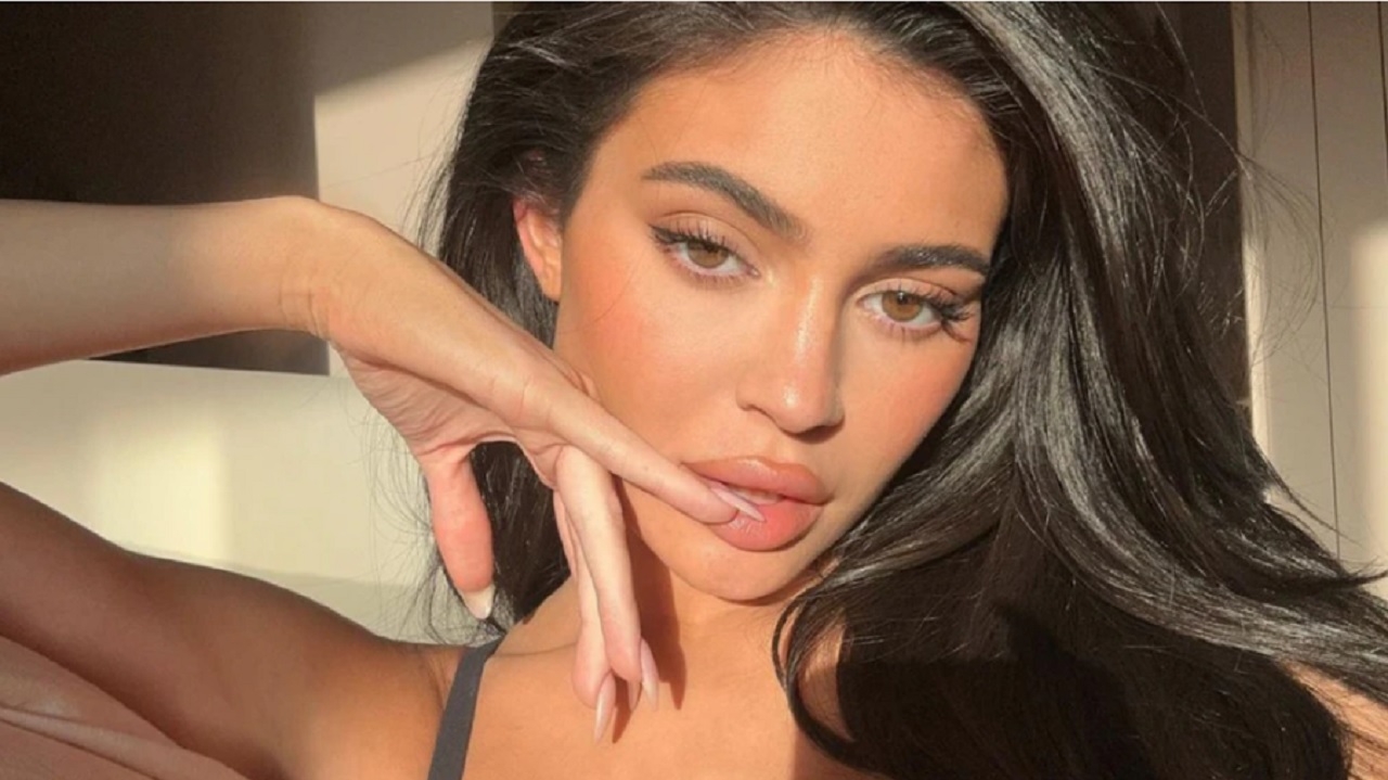Kylie Jenner dubla a irmã, Kim Kardashian, no chuveiro