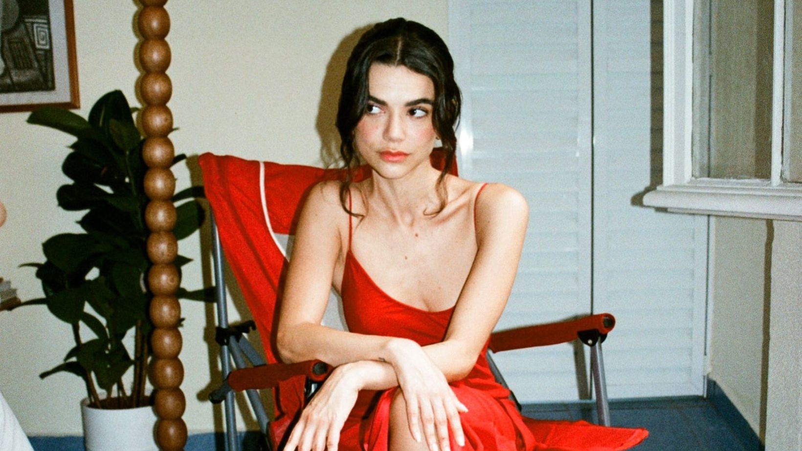 Manu Gavassi lança vídeo inédito de seu novo curta e crítica indústria fonográfica