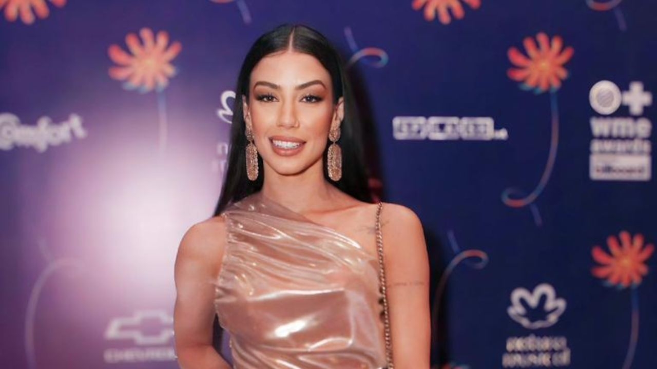 Maria Lina deslumbra no WME Awards com look avaliado em R$100 mil